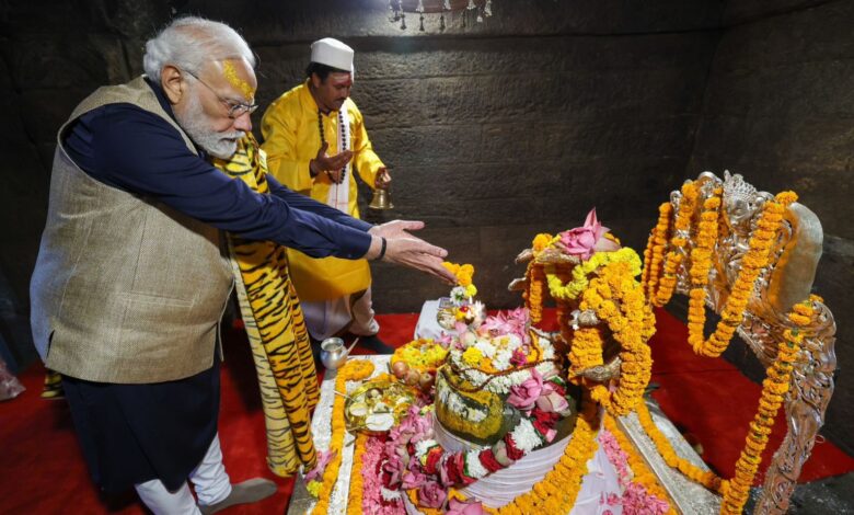 कुमाऊं दौरे में प्रधानमंत्री मोदी ने अल्मोड़ा के जागेश्वर धाम पहुंचकर की पूजा अर्चना,देश वासियों की सुख समृद्धि की कामना, मंदिर परिसर की परिक्रमा करते हुए अर्धनारेश्वर वृक्ष का किया अवलोकन कुमाऊं दौरे में प्रधानमंत्री मोदी ने अल्मोड़ा के जागेश्वर धाम पहुंचकर की पूजा अर्चना,देश वासियों की सुख समृद्धि की कामना, मंदिर परिसर की परिक्रमा करते हुए अर्धनारेश्वर वृक्ष का किया अवलोकन
