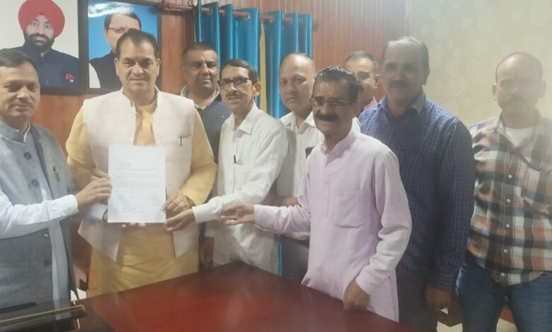 भाजपा के प्रतिनिधिमंडल ने राज्य आंदोलनकारी आरक्षण मुद्दे पर की प्रवर समिति अध्यक्ष डॉ अग्रवाल से मुलाकात,कैबिनेट मंत्री ने कहा ,आंदोलनकारियों की भावनाओं के अनुरूप समिति इस मुद्दे पर गंभीरता से कर रही विचार भाजपा के प्रतिनिधिमंडल ने राज्य आंदोलनकारी आरक्षण मुद्दे पर की प्रवर समिति अध्यक्ष डॉ अग्रवाल से मुलाकात,कैबिनेट मंत्री ने कहा ,आंदोलनकारियों की भावनाओं के अनुरूप समिति इस मुद्दे पर गंभीरता से कर रही विचार