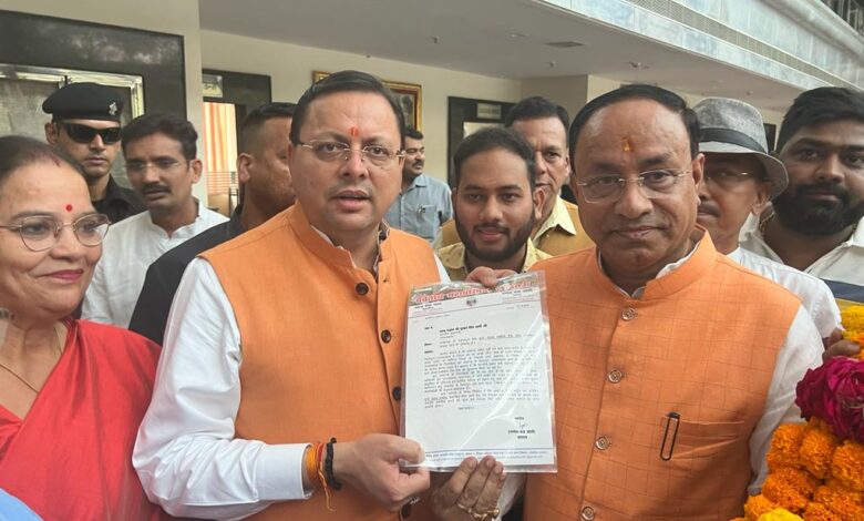 लखनऊ में पर्वतीय महापरिषद, लखनऊ के पदाधिकारियों ने मुख्यमंत्री  धामी से मुलाकात कर  की गुजारिश,  लखनऊ-देहरादून के बीच  वंदे भारत एक्सप्रेस चलाई जाए, सीएम ने शीघ्र रेल मंत्री से वार्ता करने का दिलाया भरोसा