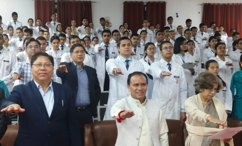 उत्तराखंड के स्वास्थ्य मंत्री डॉ धन सिंह रावत ने दून मेडिकल कॉलेज के छात्रों को दिलाई ‘चरक शपथ’, कहा- जनसेवा हो चिकित्सा पेशा का मूल उद्देश्य उत्तराखंड के स्वास्थ्य मंत्री डॉ धन सिंह रावत ने दून मेडिकल कॉलेज के छात्रों को दिलाई ‘चरक शपथ’, कहा- जनसेवा हो चिकित्सा पेशा का मूल उद्देश्य