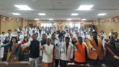 स्वास्थ्य मंत्री डॉ धन सिंह रावत ने  एमबीबीएस छात्रों को  दिलायी चरक शपथ, पहले बैच के सभी 100 बच्चों को  शपथ दिलाते हुए व्हाइट कोर्ट पहनाया