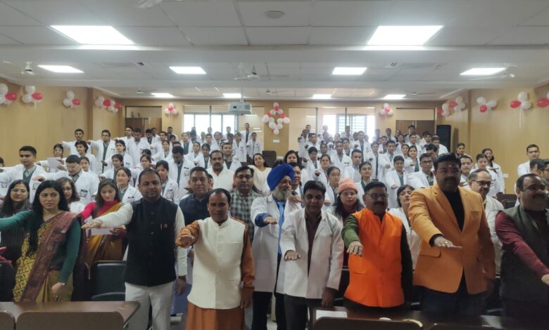 स्वास्थ्य मंत्री डॉ धन सिंह रावत ने  एमबीबीएस छात्रों को  दिलायी चरक शपथ, पहले बैच के सभी 100 बच्चों को  शपथ दिलाते हुए व्हाइट कोर्ट पहनाया