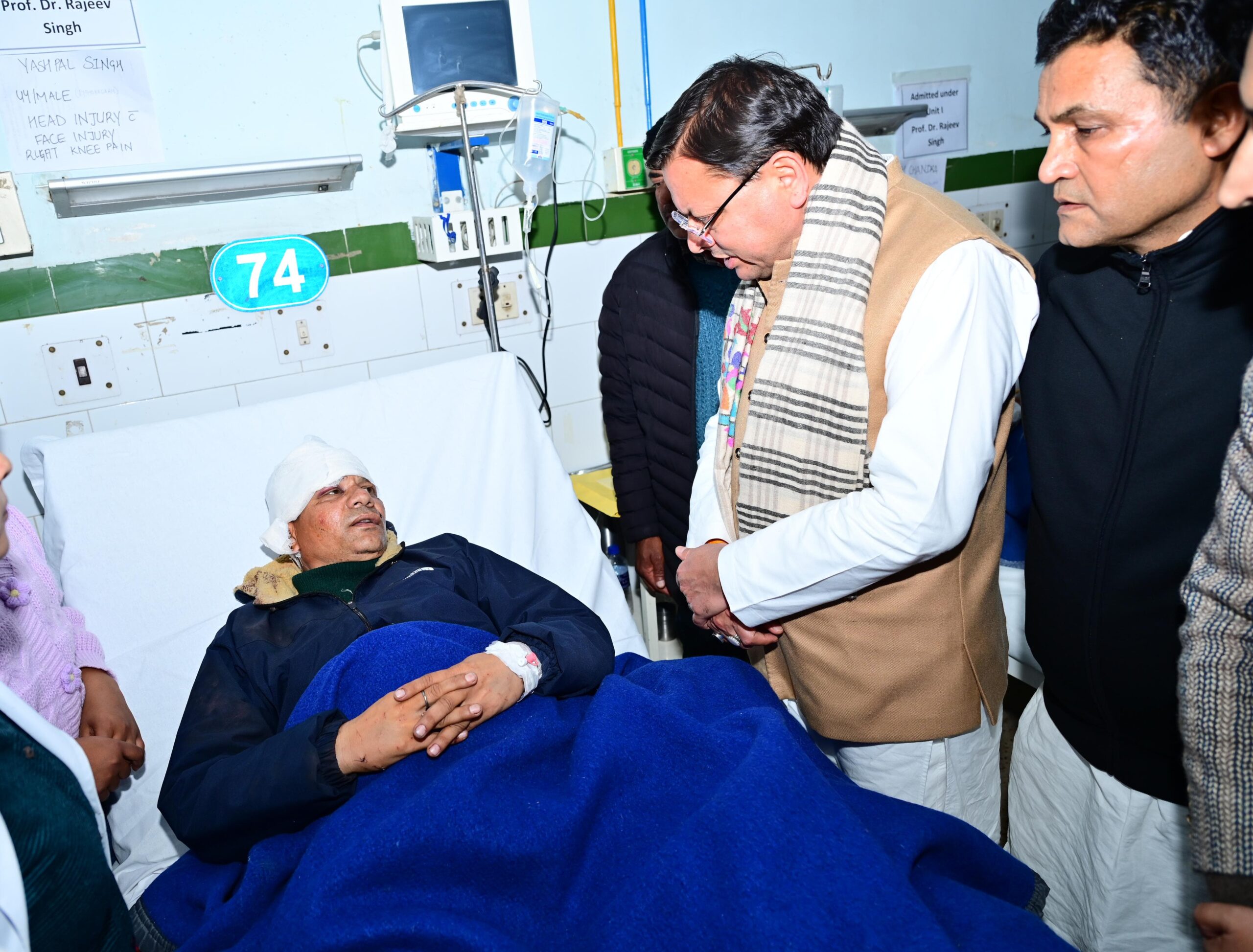 हल्द्वानी पहुंचते ही मुख्यमंत्री  पुष्कर धामी ने सबसे पहले सुशीला तिवारी अस्पताल पहुंचकर घायलों का जाना हाल
