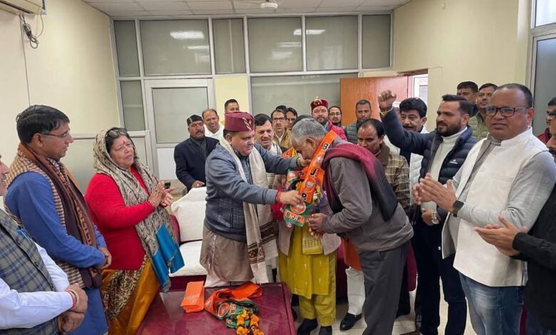 निकाय चुनाव से पूर्व दल बदल का दौर हुआ शुरू , गढ़वाल के कई कांग्रेसियों ने थामा भाजपा का दामन निकाय चुनाव से पूर्व दल बदल का दौर हुआ शुरू , गढ़वाल के कई कांग्रेसियों ने थामा भाजपा का दामन