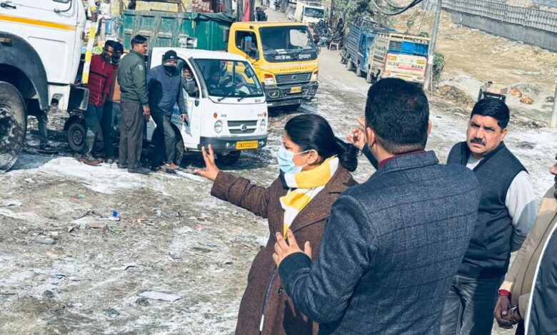 देहरादून : नगर आयुक्त नमामी बसंल ने   किया धोरण एवं कारगी स्थित ट्राॅसफर स्टेशन का निरीक्षण