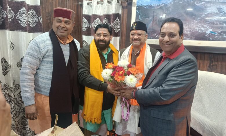 निकाय चुनाव: देहरादून नगर निगम मेयर प्रत्याशी सौरभ थपलियाल ने मुलाकात कर लिया भाजपा के वरिष्ठ नेताओं का आशीर्वाद