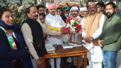 कांग्रेस के देहरादून मेयर प्रत्याशी  विरेंद्र पोखरियाल ने  दरबार झंडा साहिब पर जाकर माथा टेका, महाराज से लिया आशीर्वाद