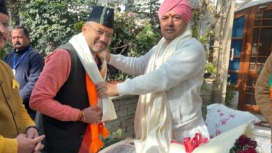 महंत देवेंद्र दास महाराज से लिया भाजपा के देहरादून नगर नगम मेयर प्रत्याशी सौरभ थपलियाल ने  आशीर्वाद