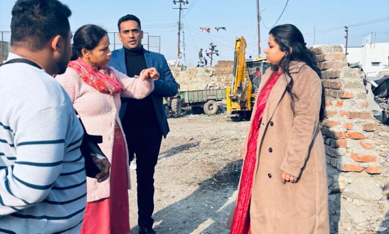 देहरादून : नगर आयुक्त नमामी बंसल ने लिया कूड़ा उठान करने वाली कंपनियों के कार्यों का जायजा , औचक निरीक्षण में लापरवाही पाए जाने पर जताई सख्त नाराजगी