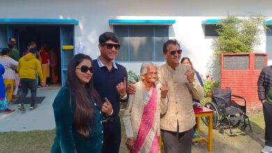 उत्तराखंड निकाय चुनाव: वोट डालने के लिए अपनी बुजुर्ग माता के साथ मतदान केंद्र पहुंचे कैबिनेट मंत्री डॉ अग्रवाल