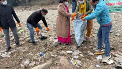Renew Rispana Campaign : नगर आयुक्त नमामी बंसल ने रिस्पना नदी में चलाया सफाई अभियान,लोगों से की  कूडा ना फेंकने की अपील