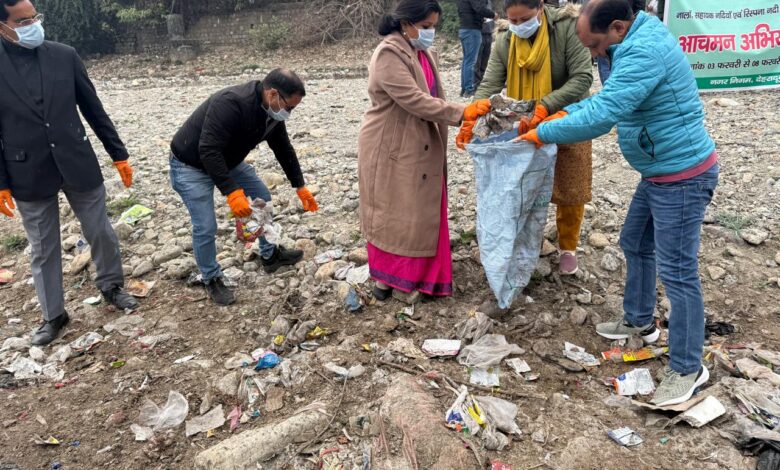 Renew Rispana Campaign : नगर आयुक्त नमामी बंसल ने रिस्पना नदी में चलाया सफाई अभियान,लोगों से की कूडा ना फेंकने की अपील Renew Rispana Campaign : नगर आयुक्त नमामी बंसल ने रिस्पना नदी में चलाया सफाई अभियान,लोगों से की कूडा ना फेंकने की अपील