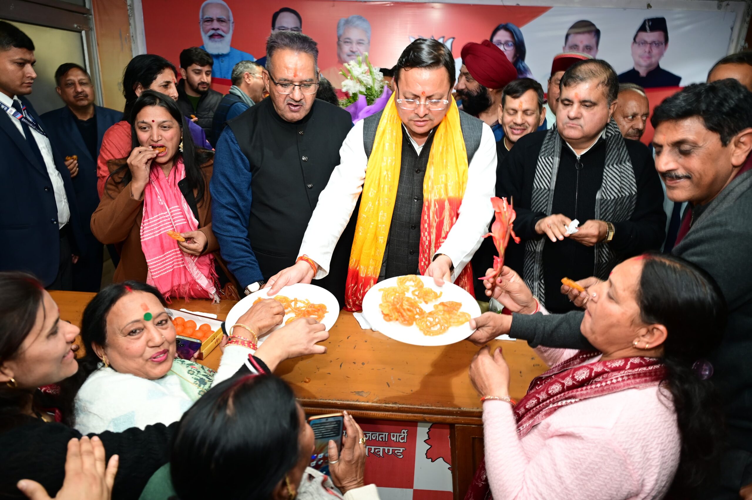 दिल्ली में बंपर जीत पर भाजपा ने मनाया जमकर जश्न, सीएम पुष्कर धामी ने कहा – मोदी की गारंटी है दिल्ली चुनाव के नतीजे