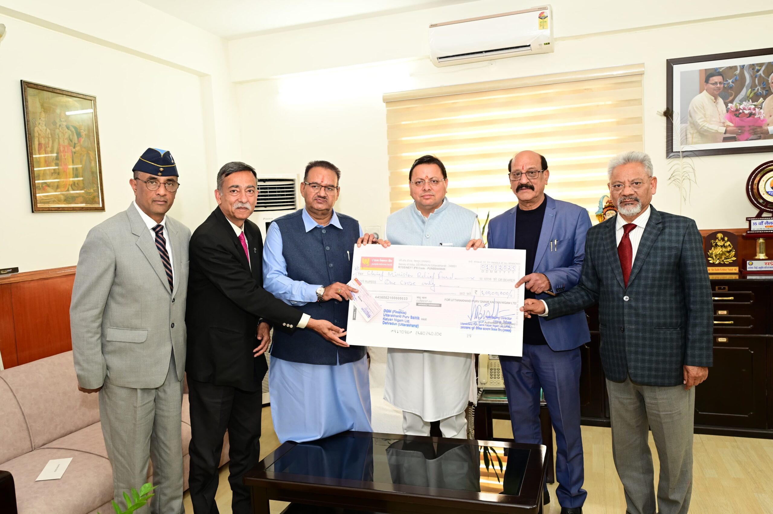सीएम पुष्कर धामी से मिले सैनिक कल्याण मंत्री जोशी, उपनल के माध्यम से मुख्यमंत्री राहत कोष में सौंपा 01 करोड़ का चैक
