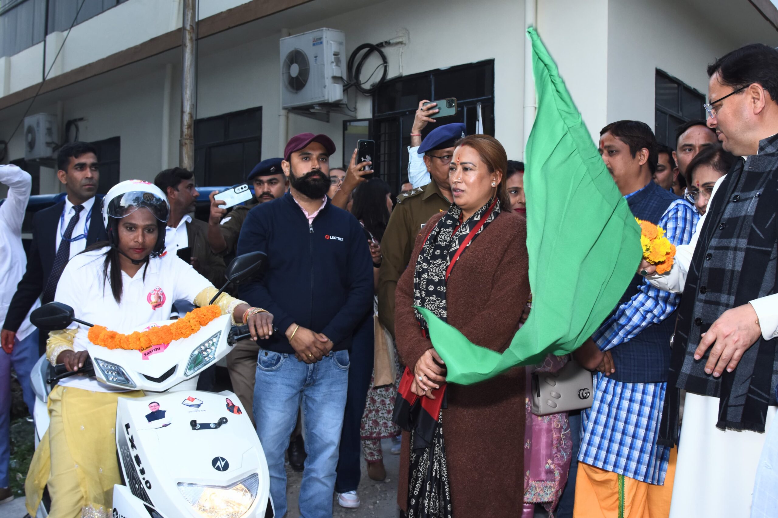 अच्छी पहल: मुख्यमंत्री धामी और महिला सशक्तिकरण एवं बाल विकास मंत्री ने की महिला सारथी योजना की लांचिंग,रेखा आर्या ने कहा -अब परिवहन क्षेत्र पर भी छाएंगी महिलाएं 