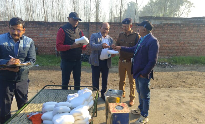 होली पर मिलावटखोरी के खिलाफ ताबड़तोड़ एक्शन जारी- खाद्य सुरक्षा टीम ने मंगलौर में फैक्ट्री पर मारा छापा, एक कुंतल मिलावटी पनीर मौके पर किया नष्ट होली पर मिलावटखोरी के खिलाफ ताबड़तोड़ एक्शन जारी- खाद्य सुरक्षा टीम ने मंगलौर में फैक्ट्री पर मारा छापा, एक कुंतल मिलावटी पनीर मौके पर किया नष्ट