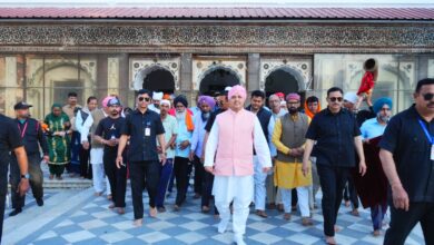 झण्डे मेले की भव्यता बढ़ाने पंजाब से पहुंची पैदल संगत, महाराज की अगुवाई में पुष्प वर्षा के बीच हुआ संगत का जोरदार स्वागत 
