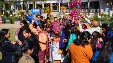 एसजीआरआरयू होली मिलन समारोह में उड़ा रंग गुलाल और जमकर हुई मस्ती
