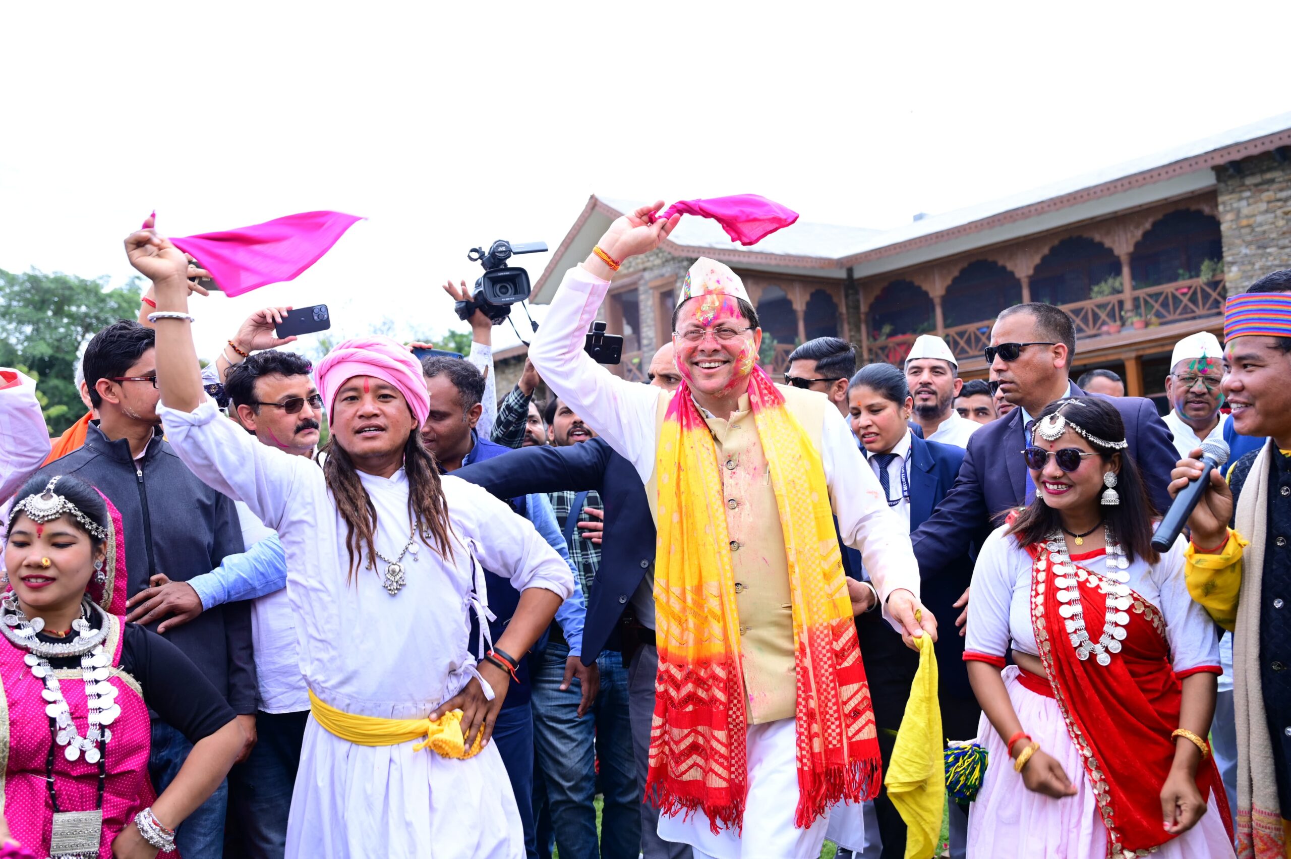 सीएम आवास में बही होली की बयार, रंगों की छटा ने मन मोहा,  उत्तराखंड की समृद्ध संस्कृति के विविध रंग दिखे,  कलाकारों के साथ संगीत की धुन पर मुख्यमंत्री धामी थिरके , रंग – गुलाब लगाकर दी लोगों को बधाई