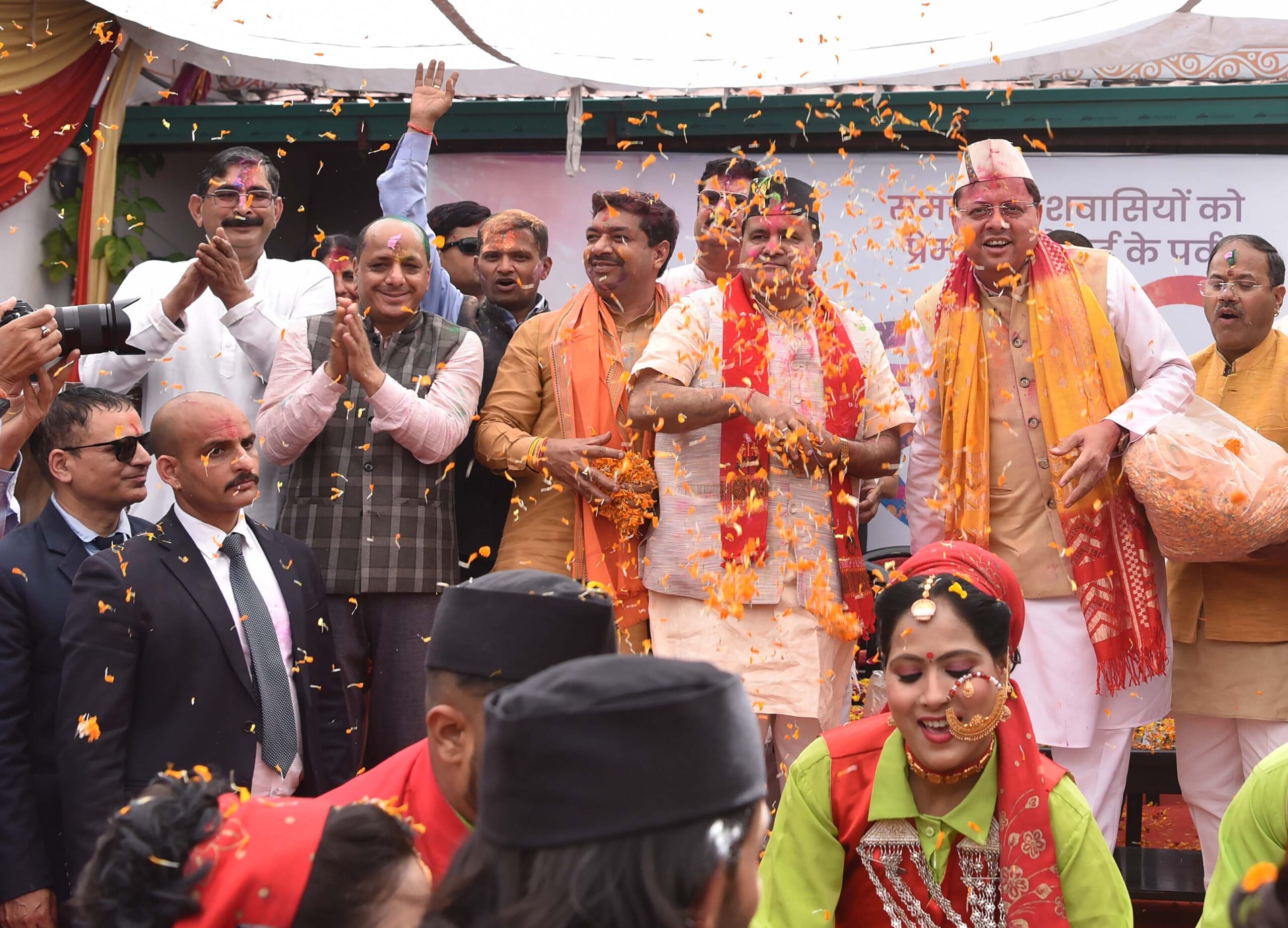 रंग पर्व का जश्न:  भाजपा मुख्यालय में बिखरे होली के रंग, सीएम  धामी व प्रदेश अध्यक्ष भट्ट के साथ जमकर उड़ा अबीर गुलाल