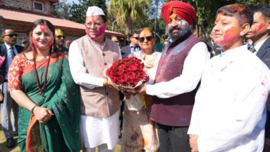 राजभवन मे रंगारंग होली मिलन कार्यक्रम का आयोजन,  सीएम पुष्कर धामी के साथ बड़ी संख्या में लोगों ने दी   शुभकामनाएं,एक-दूसरे को रंग और गुलाल लगाया ,  पर्व की खुशियों में हुए सराबोर 