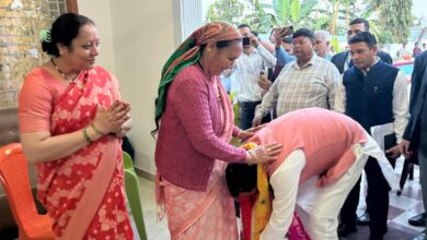 मुख्यमंत्री पुष्कर धामी ने खटीमा स्थित आवास में  स्थानीय लोगों के साथ मनाई होली, अपनी माताजी से प्राप्त किया आशीष 