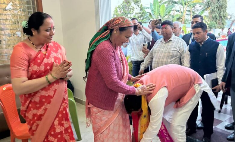 मुख्यमंत्री पुष्कर धामी ने खटीमा स्थित आवास में स्थानीय लोगों के साथ मनाई होली, अपनी माताजी से प्राप्त किया आशीष मुख्यमंत्री पुष्कर धामी ने खटीमा स्थित आवास में स्थानीय लोगों के साथ मनाई होली, अपनी माताजी से प्राप्त किया आशीष
