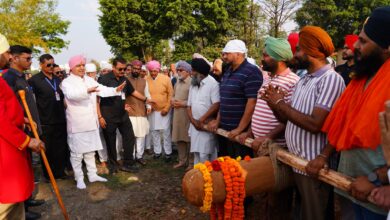 आस्था : 90 फीट ऊंचे नए ध्वजदण्ड को कंधों पर   उठाकर श्री दरबार साहिब पहुंची संगतें,श्री गुरु राम राय महाराज व श्रीमहंत देवेन्द्र दास  महाराज के जयकारों से निहाल हुई संगतें 