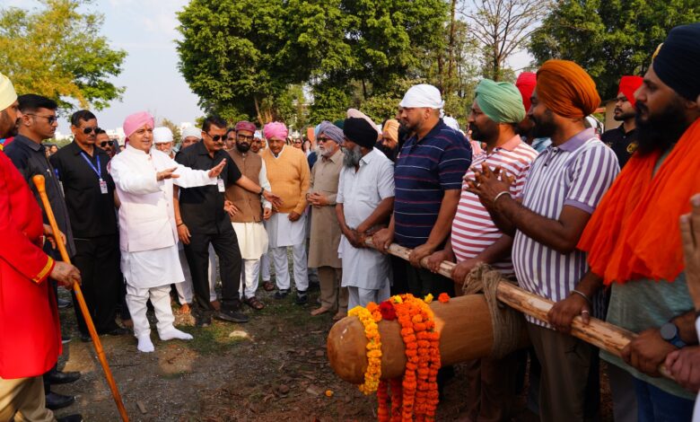 आस्था : 90 फीट ऊंचे नए ध्वजदण्ड को कंधों पर उठाकर श्री दरबार साहिब पहुंची संगतें,श्री गुरु राम राय महाराज व श्रीमहंत देवेन्द्र दास महाराज के जयकारों से निहाल हुई संगतें आस्था : 90 फीट ऊंचे नए ध्वजदण्ड को कंधों पर उठाकर श्री दरबार साहिब पहुंची संगतें,श्री गुरु राम राय महाराज व श्रीमहंत देवेन्द्र दास महाराज के जयकारों से निहाल हुई संगतें