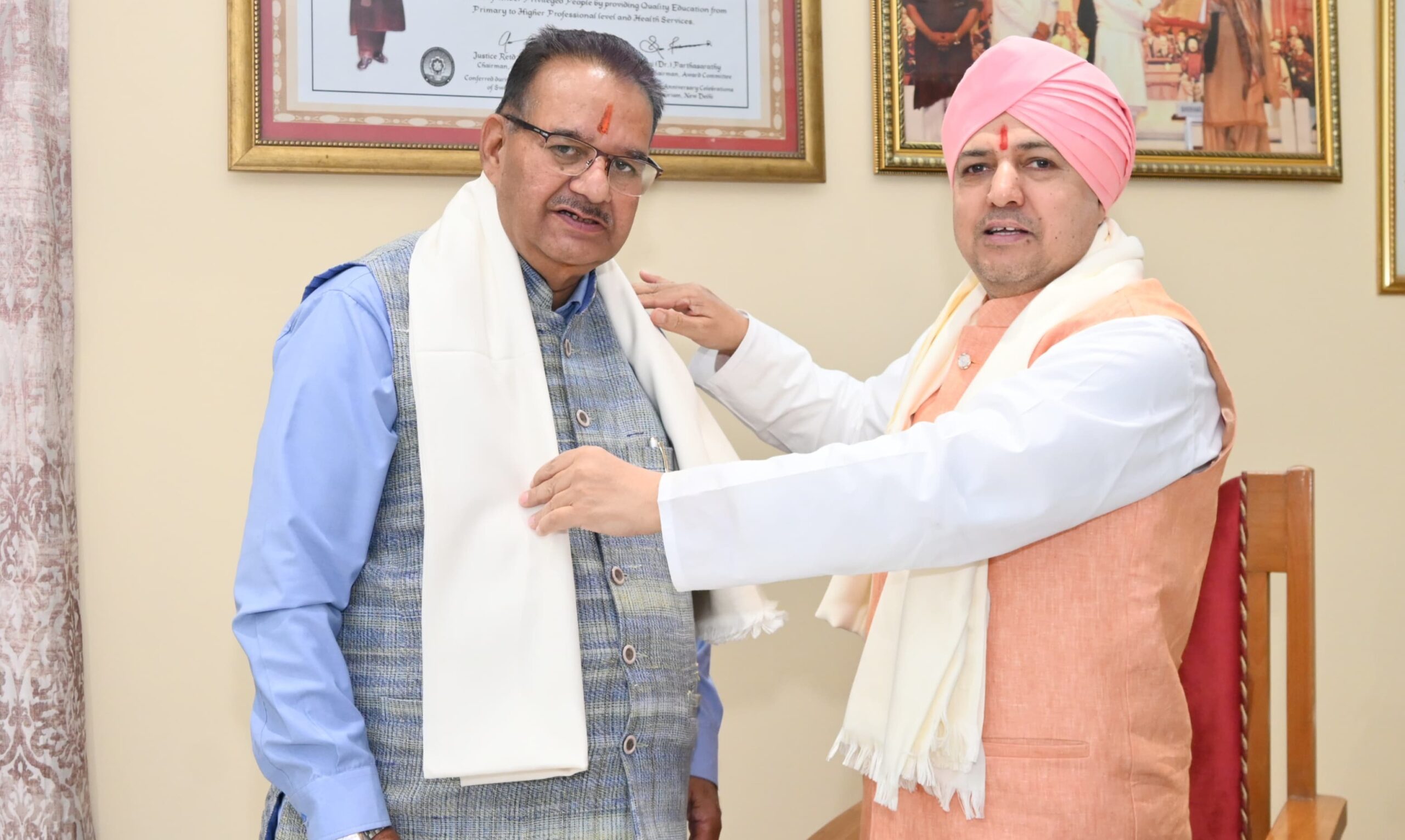 उत्तराखंड:केबिनेट मंत्री गणेश जोशी ने  श्री दरबार साहिब में टेका मत्था, महाराज से शिष्टाचार भेंट कर आशीर्वाद प्राप्त किया
