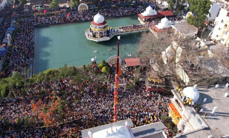 आस्था का सैलाब उमड़ा : खुशियां नाल मनाईये जन्मदिन सद्गुरु दा…….. देखो देखों गुरां दा देखों झण्डा चढ़या- श्री झण्डेजी पर नतमस्तक होकर लाखों श्रद्धालुओं ने झुकाए शीश आस्था का सैलाब उमड़ा : खुशियां नाल मनाईये जन्मदिन सद्गुरु दा…….. देखो देखों गुरां दा देखों झण्डा चढ़या- श्री झण्डेजी पर नतमस्तक होकर लाखों श्रद्धालुओं ने झुकाए शीश