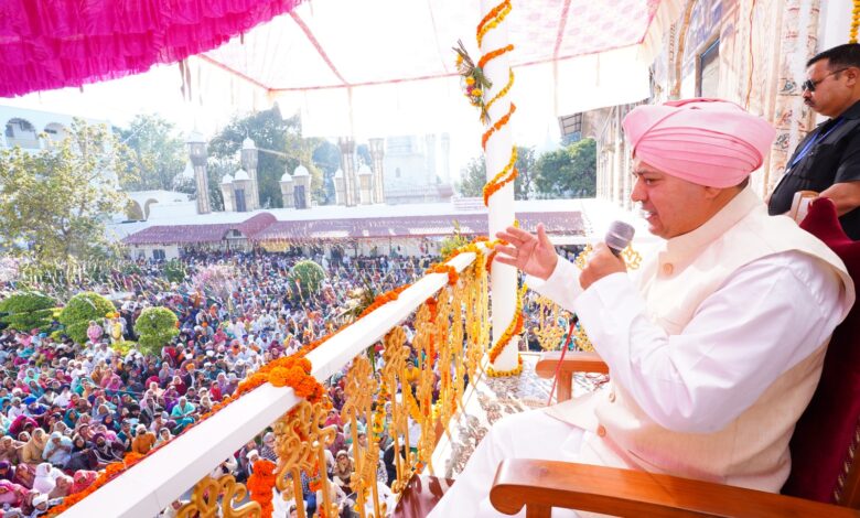 दरबार साहिब व  झण्डा साहिब में चला दर्शनों व मनौतियों का सिलसिला , सज्जादे गद्दी नशीन श्रीमहंत देवेन्द्र दास  महाराज ने संगतों को दिए दर्शन व आशीर्वाद