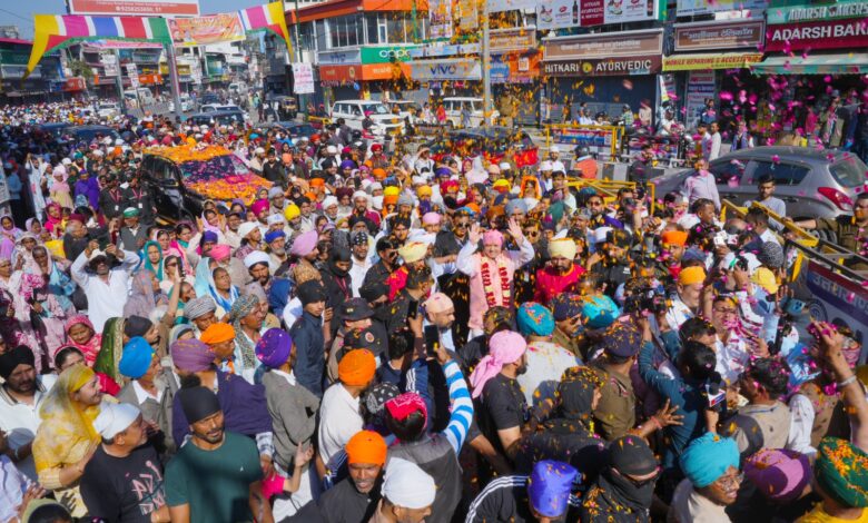 आस्था का सैलाब उमड़ा: पुष्प वर्षा के साथ ऐतिहासिक नगर परिक्रमा में गूंजे श्री गुरु राम राय महाराज के जयकारे आस्था का सैलाब उमड़ा: पुष्प वर्षा के साथ ऐतिहासिक नगर परिक्रमा में गूंजे श्री गुरु राम राय महाराज के जयकारे