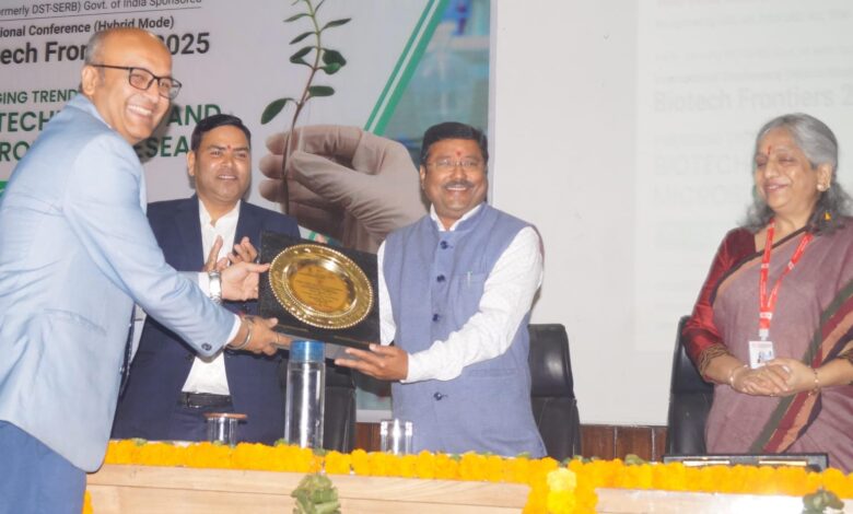 एसजीआरआर विश्वविद्यालय में दो दिवसीय अंतरराष्ट्रीय सम्मेलन ‘बायोटेक फ्रंटियर्स 2025‘ का आगाज , देश के 8 राज्यों के 250 से अधिक प्रतिभागियों ने किया प्रतिभाग एसजीआरआर विश्वविद्यालय में दो दिवसीय अंतरराष्ट्रीय सम्मेलन ‘बायोटेक फ्रंटियर्स 2025‘ का आगाज , देश के 8 राज्यों के 250 से अधिक प्रतिभागियों ने किया प्रतिभाग