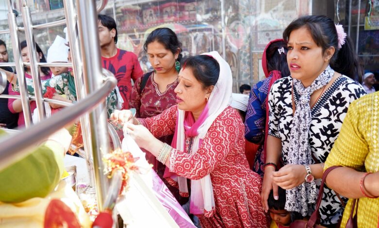 श्री झण्डेजी पर दर्शन – मनौतियों के लिए अब लगा दूनवासियों का तांता श्री झण्डेजी पर दर्शन – मनौतियों के लिए अब लगा दूनवासियों का तांता