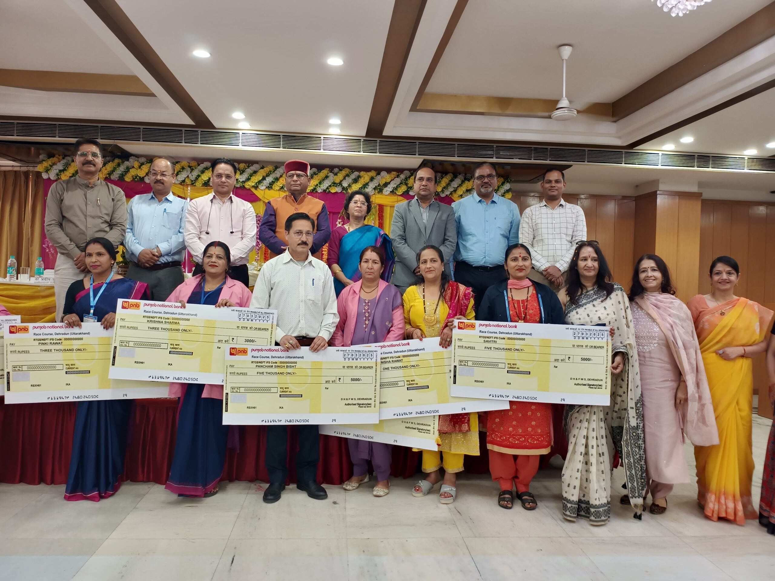 Dehradun: जिला सम्मेलन में आशा कार्यकत्रियों को कैश अवॉर्ड देकर किया गया सम्मानित, कार्यों और योगदान को सराहा