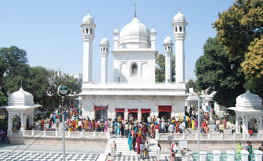 सजने लगा श्री दरबार साहिब,रौनक में लगे चार चांद, श्री दरबार साहिब में संगतों के पहुंचने का सिलसिला हुआ तेज सजने लगा श्री दरबार साहिब,रौनक में लगे चार चांद, श्री दरबार साहिब में संगतों के पहुंचने का सिलसिला हुआ तेज