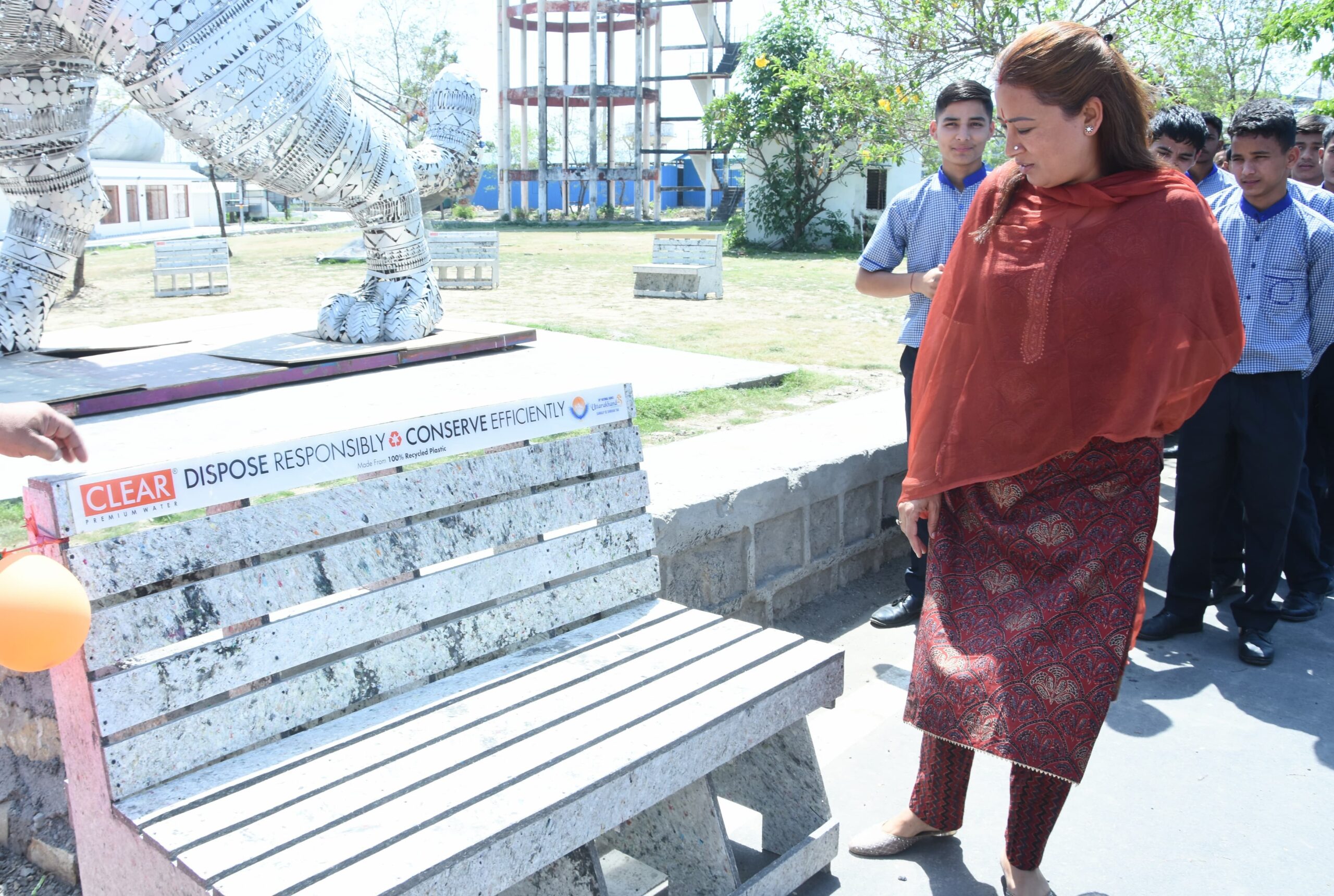 खेल मंत्री रेखा आर्या ने किया पानी की खाली बोतलों से बनी है बेंच का लोकार्पण,कहा – पर्यावरण संरक्षण का बेंचमार्क है “रीसाइकिल्ड बेंच”