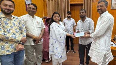 मेयर सौरभ व नगर आयुक्त के हाथों अटल निर्मल नगर पुरस्कार योजना के तहत मार्च माह के उत्कृष्ट सफाई कर्मचारी सम्मानित