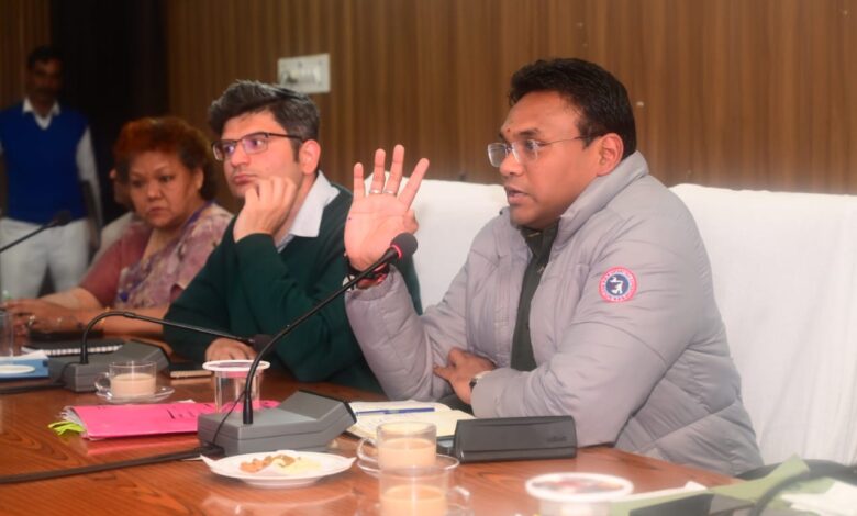 मुख्यमंत्री पुष्कर  धामी के निर्देश पर ग्राउंड ज़ीरो पर पहुंचे अधिकारी, सचिव व नोडल अधिकारी बद्रीनाथ धाम डॉ राजेश ने चार धाम यात्रा की तैयारियों को परखा