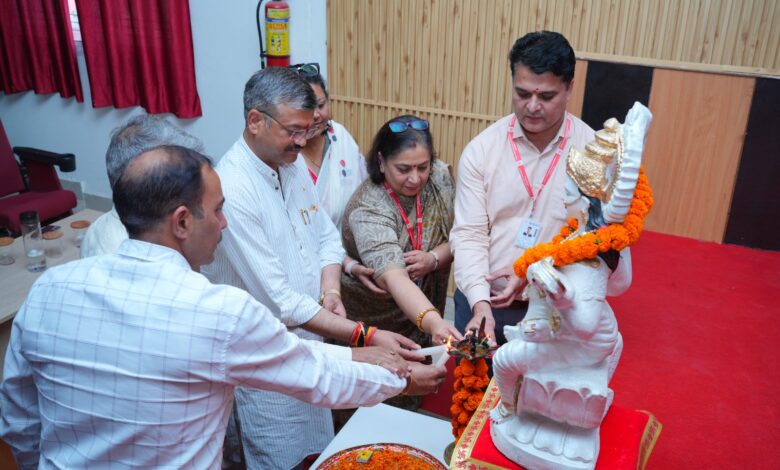 अच्छी पहल: एसजीआरआर विश्वविद्यालय ने स्वच्छता कर्मचारियों के योगदान को सराहा अच्छी पहल: एसजीआरआर विश्वविद्यालय ने स्वच्छता कर्मचारियों के योगदान को सराहा