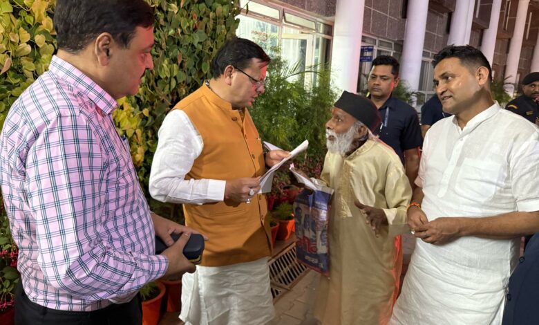 वाह क्या बात है – सीएम पुष्कर धामी ने दिखाई संवेदनशीलता, सचिवालय में मिलने के इंतजार में खड़े बुजुर्ग से खुद जाकर की भेंट, समस्या को सुना, दिया आश्वासन