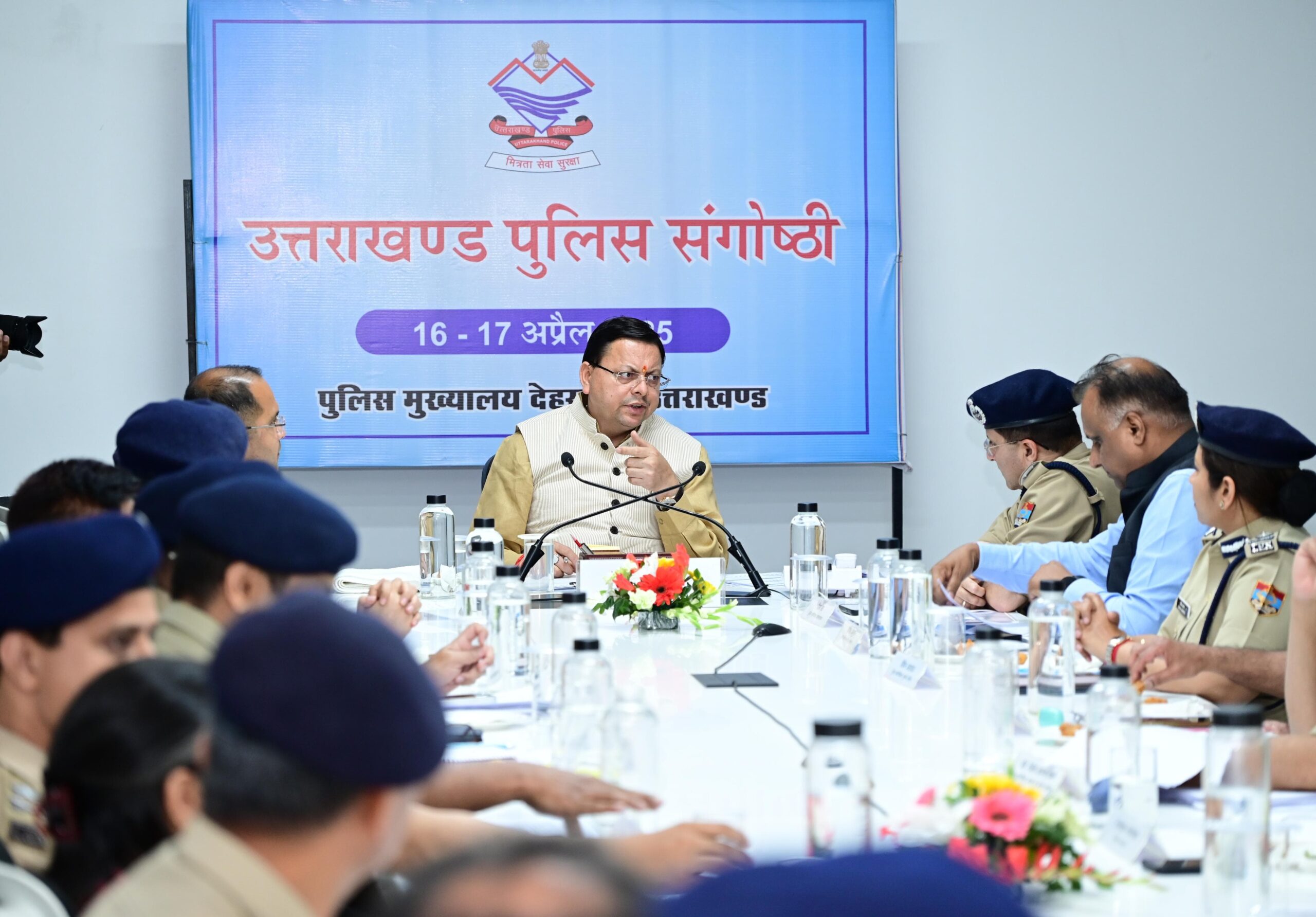 सीएम पुष्कर धामी की पुलिस विभाग को हिदायत-प्रशासन के साथ मिलकर विदेशी घुसपैठियों के खिलाफ  बड़े पैमाने पर ड्राइव चलाकर तत्काल करें कठोर कार्यवाही 