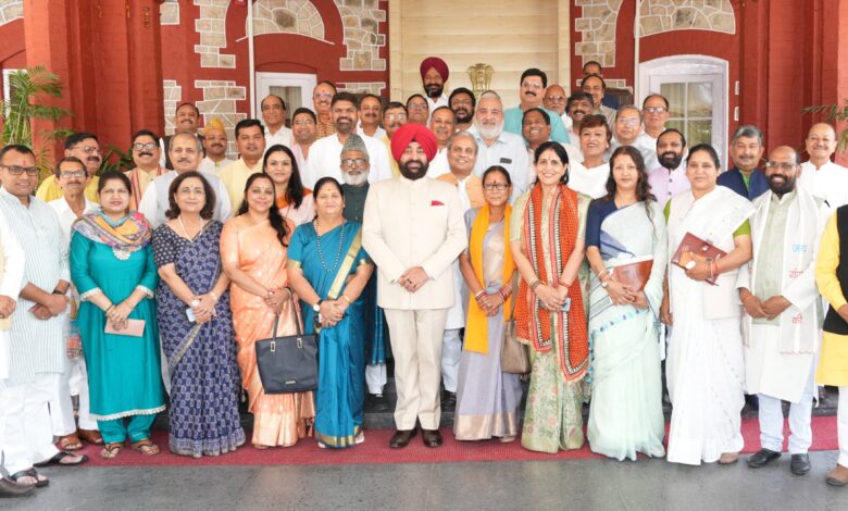 राज्यपाल से की विभिन्न विभागों में नियुक्त दायित्वधारियों ने शिष्टाचार मुलाकात राज्यपाल से की विभिन्न विभागों में नियुक्त दायित्वधारियों ने शिष्टाचार मुलाकात