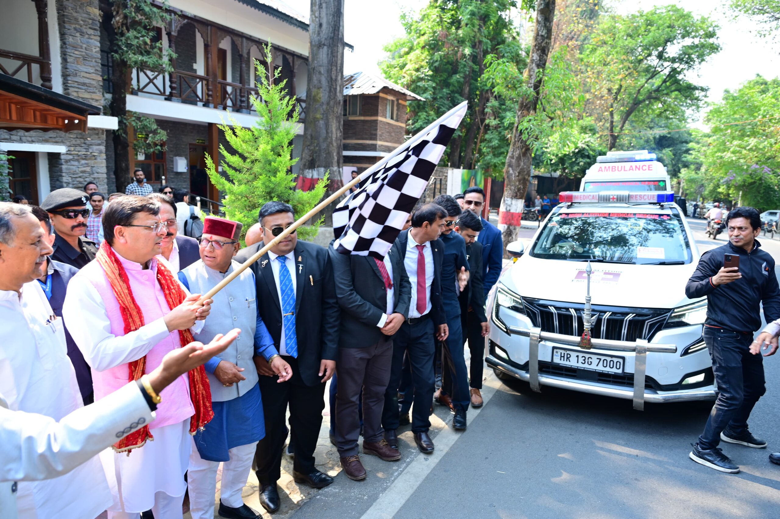 मुख्यमंत्री पुष्कर धामी ने किया सिक्स सिग्मा हाई एल्टीट्यूड मेडिकल सर्विसेज की उच्च हिमालयी चिकित्सा सेवा का फ्लैग ऑफ