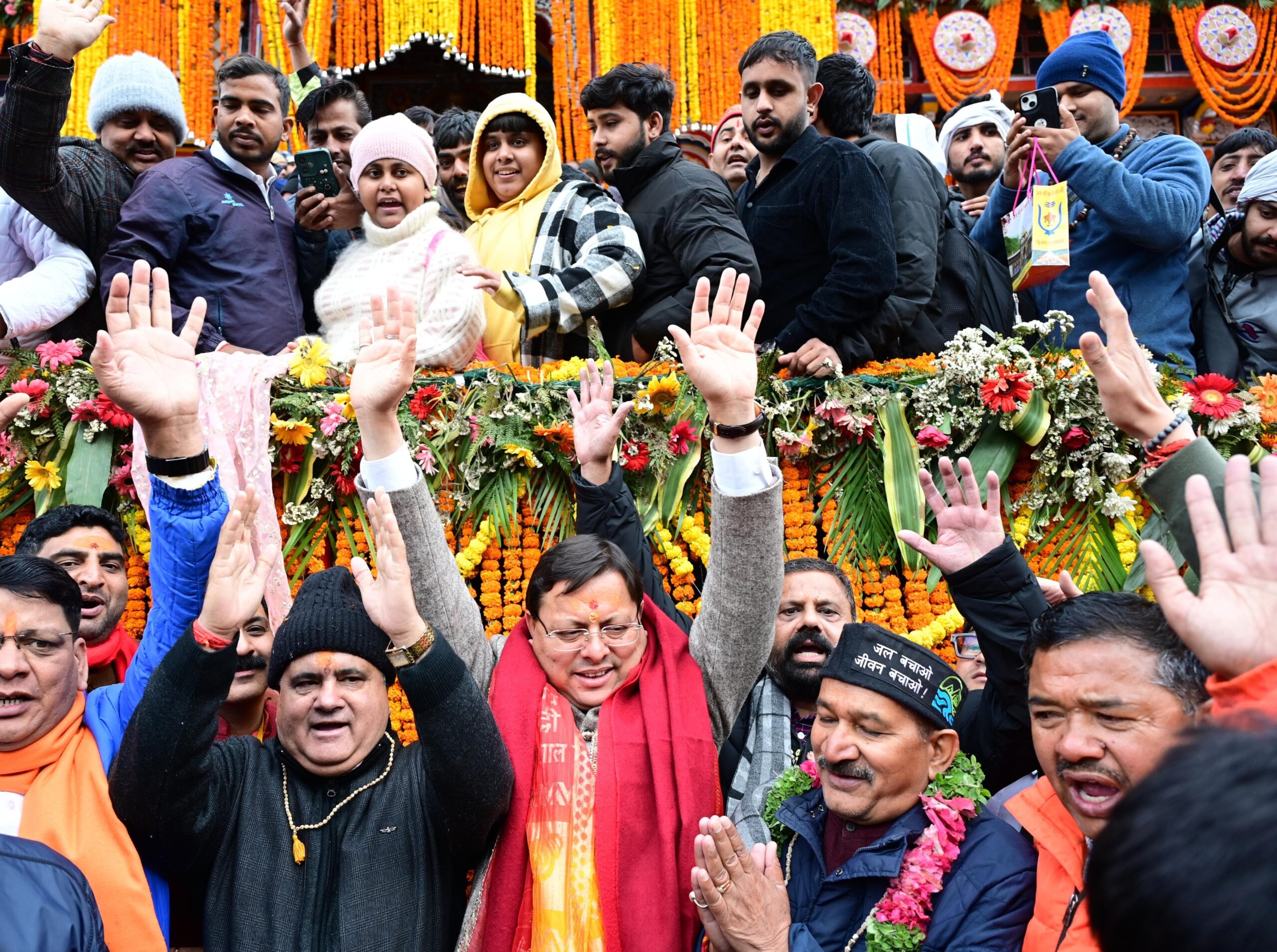चारधाम यात्रा –  विधि विधान से खुले श्री बदरीनाथ धाम के कपाट, सीएम पुष्कर धामी ने प्रधानमंत्री मोदी के नाम से की पहली पूजा,देश और राज्य की सुख समृद्धि की कामना