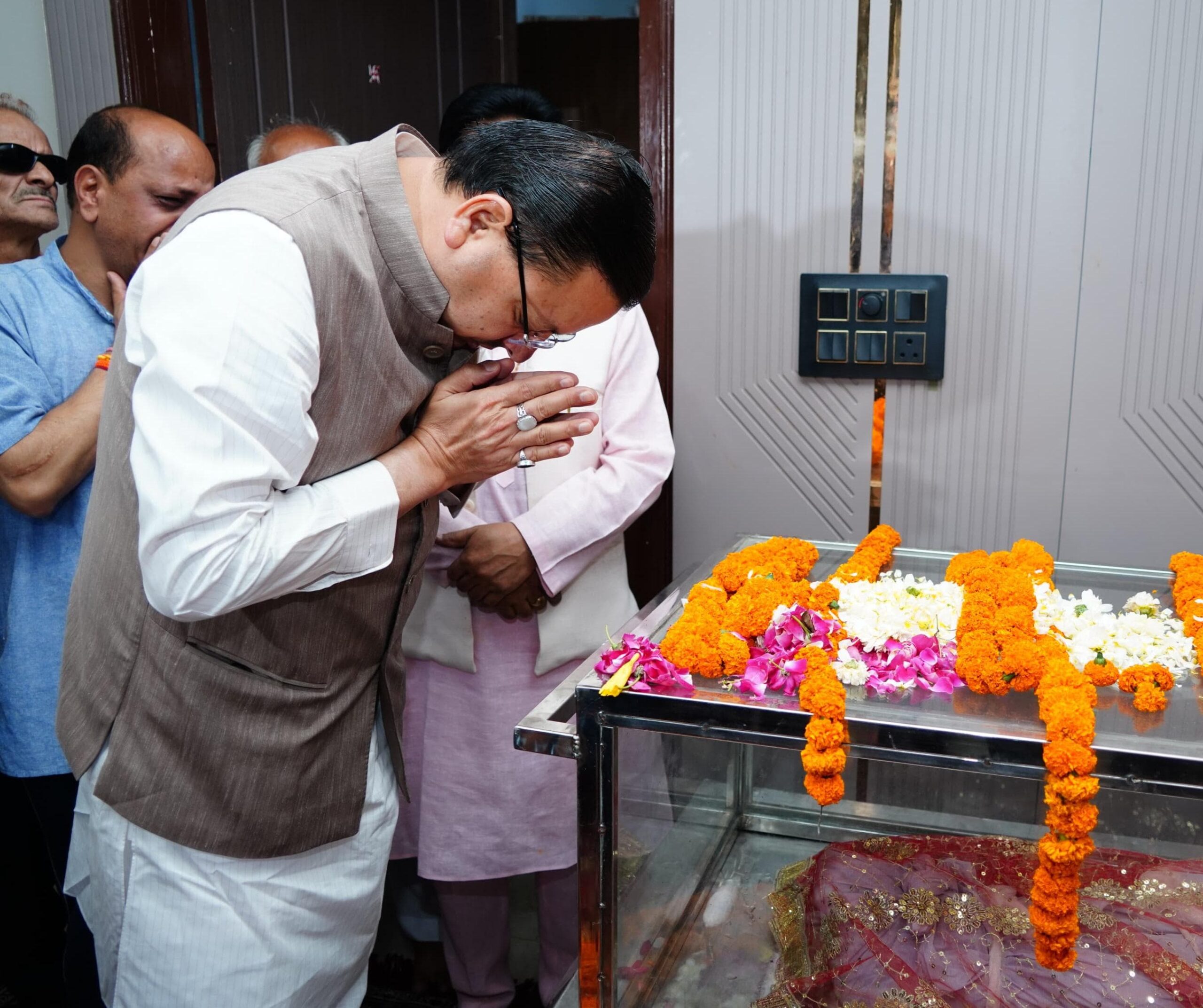 सीएम पुष्कर धामी ने भाजपा प्रदेश मीडिया प्रभारी  मनवीर चौहान की पत्नी को आवास पर जाकर दी श्रद्धांजलि
