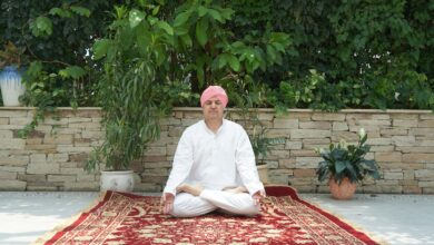 श्रीमहंत देवेन्द्र दास  महाराज ने योगाभ्यास कर हर आयु वर्ग का किया आह्वान , कहा – शरीर की मजबूती और मन की शांति के लिए अपनाएं योग