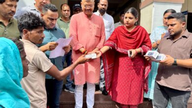 नगर निगम देहरादून ने डोर-टू-डोर कूड़ा संग्रहण वाहन चालकों को मोबाइल फोन किए वितरित