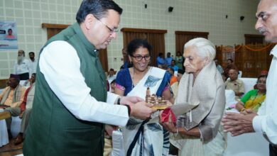 सीएम पुष्कर धामी ने  संविधान हत्या दिवस 2025 पर लोकतंत्र सेनानियों व उनके परिवारजनों को किया सम्मानित, घोषणा – लोकतंत्र सेनानियों की सम्मान निधि को बढ़ाया जाएगा